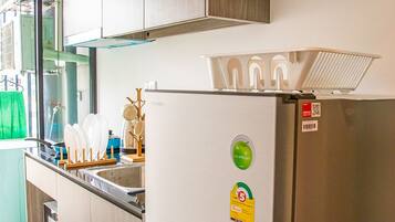 Comfort Apartment, 1 Bedroom | Private kitchenette | Full-sized fridge, microwave, stovetop, electric kettle