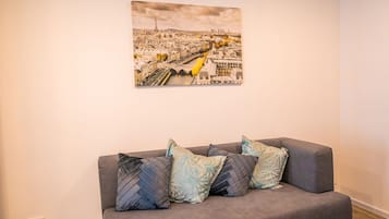 Apartemen Comfort, 1 kamar tidur | Ruang keluarga | TV LED