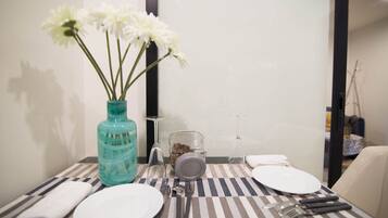 Comfort Apartment, 1 Bedroom | In-room dining