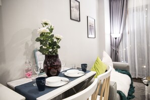 Comfort Apartment, 1 Bedroom | In-room dining - Community Apartment - bkbhce6 (Bangkok)