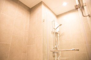 Apartamento conforto, 1 quarto | Banheiro | Chuveiro, produtos de toalete grátis, secador de cabelo 