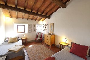 3 chambres, fer et planche à repasser, accès Internet, draps fournis