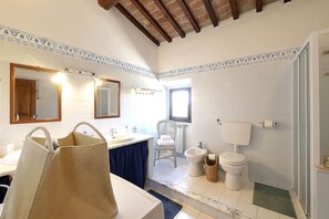 Baignoire, sèche-cheveux, bidet, serviettes fournies