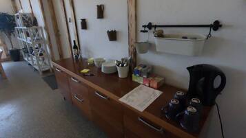 فطور قائم على الخدمة الذاتية يوميًا بتكلفة قدرها (13 EUR للشخص)