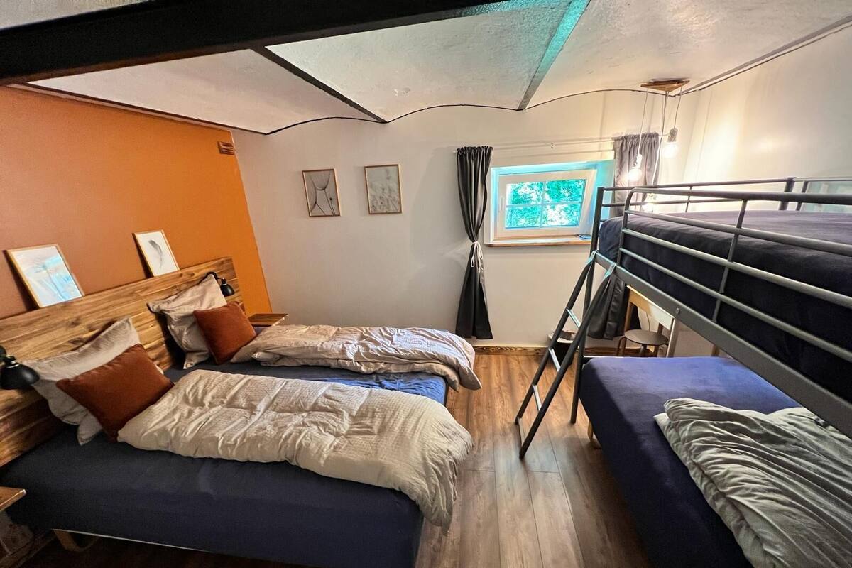 Tabla de planchar con plancha y ropa de cama