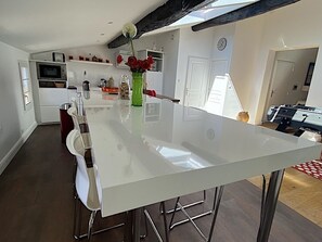 Fridge, microwave, oven, stovetop - Cosy LOFT in the heart of the Bastide near St-Emilion (Libourne)