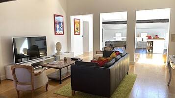 Televisie, tafelvoetbal, boeken en een muziekbibliotheek