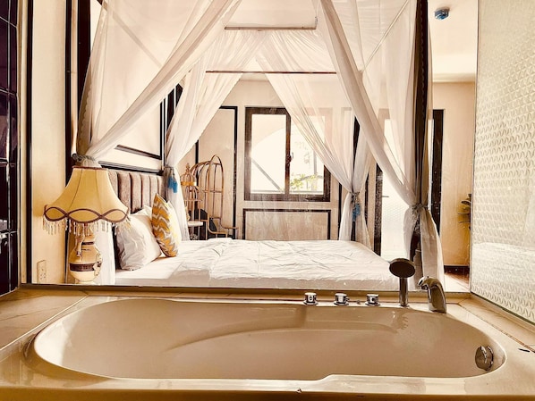 Studio Suite | Minibar, in-room safe, desk, laptop workspace - Apro Aparthotel Saigon Center (Ho Chi Minh City)