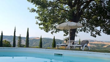 Außenpool (je nach Saison geöffnet), Liegestühle