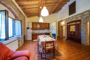 Apartamento superior, 2 habitaciones | Zona de estar | Una televisión de pantalla plana