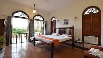 Heritage Villa Suite | Desk, laptop workspace, rollaway beds