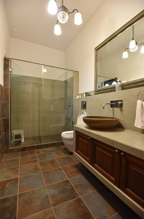 Heritage Villa Suite | Bathroom | Towels, soap, shampoo, toilet paper