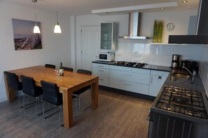 Fridge, dishwasher, coffee/tea maker, cookware/dishes/utensils - Spacious apartment for 10 people - 100 meters from the beach in Bergen aan Zee (Bergen aan Zee)