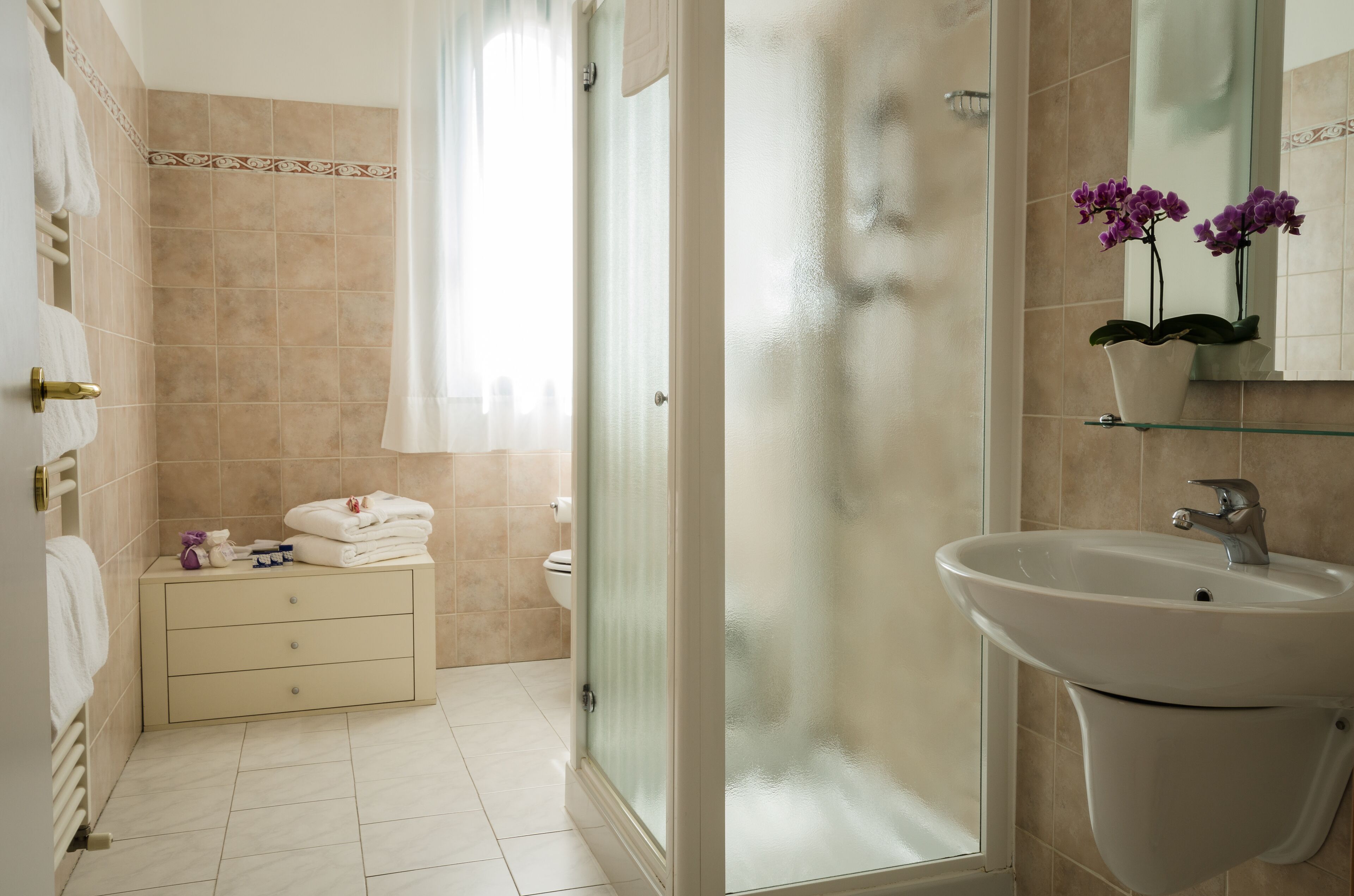 Douche, articles de toilette gratuits, sèche-cheveux, bidet
