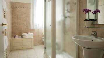 Douche, articles de toilette gratuits, sĂšche-cheveux, bidet