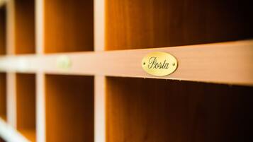 Una estantería de madera con una etiqueta que dice "Posta".