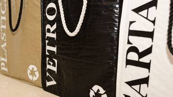 Gros plan d’un sac rayé noir et blanc sur lequel on peut lire les mots « VETRO » et « CARTA ».