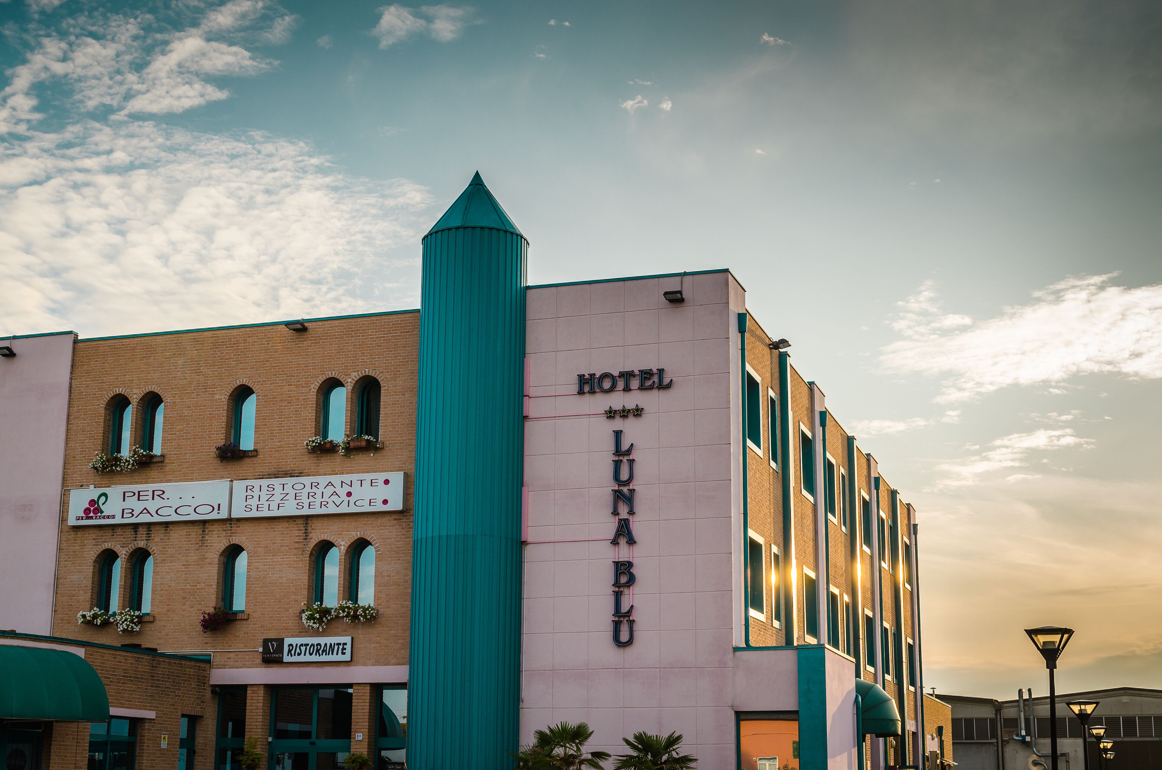 Ett hotell med en framträdande skylt där det står ”HOTEL LUNABLU”.