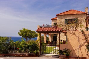 Exterior - West Crete holiday villa with private pool (Kissamos)