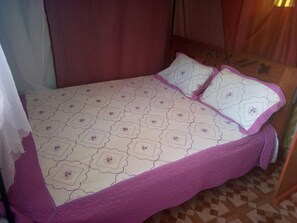Double Room | Desk, bed sheets