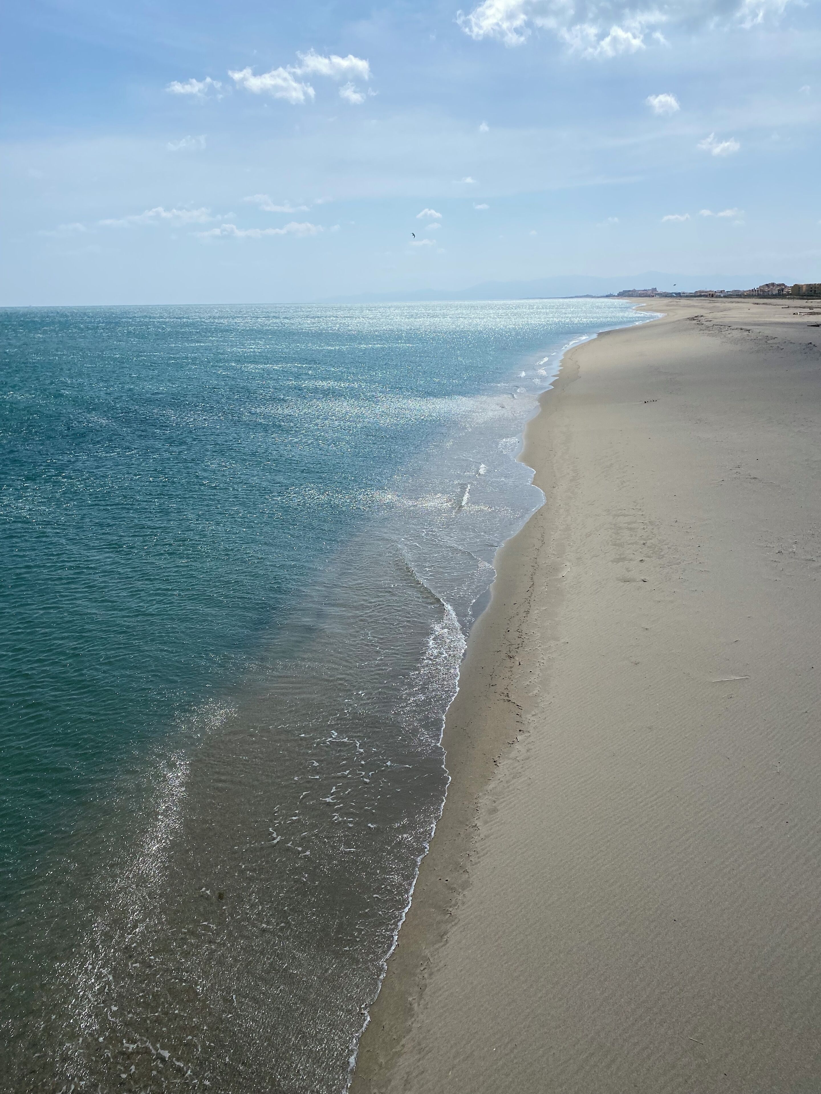 På stranden och solstolar