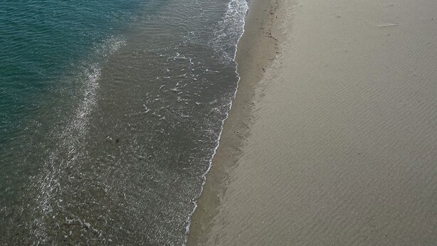 A beach with clear blue water and a sandy shore. - House for rent 50 m from the beach (Le Barcarès)