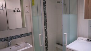 Douche, sèche-cheveux, papier toilette
