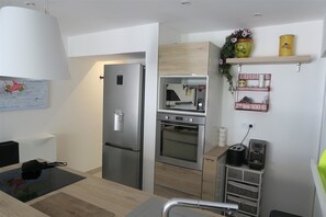 Réfrigérateur, micro-ondes, four, plaque de cuisson