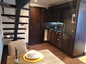Mini-fridge, microwave, stovetop, dishwasher - The Queens Head (Ilkley)