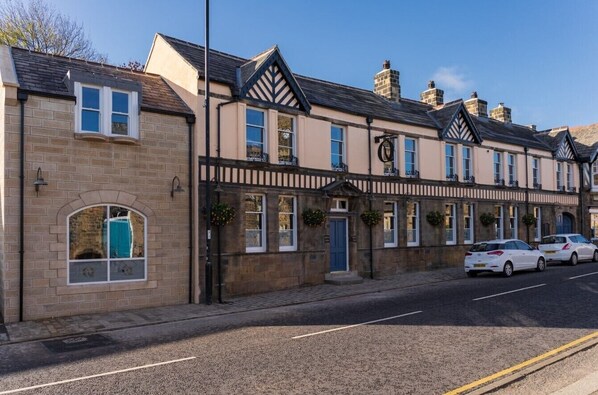 Exterior - The Queens Head (Ilkley)