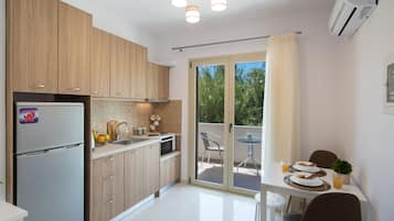 Studio | 1 bedroom, in-room safe, desk, iron/ironing board