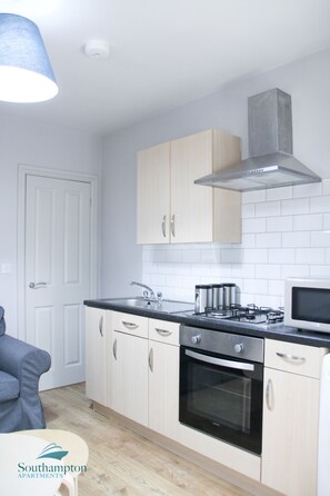 Apartamento empresarial | Cozinha privada | Geladeira, micro-ondas, fogão, cooktop