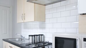 商務公寓 | 私人廚房 | 電冰箱、微波爐、烤箱、爐台