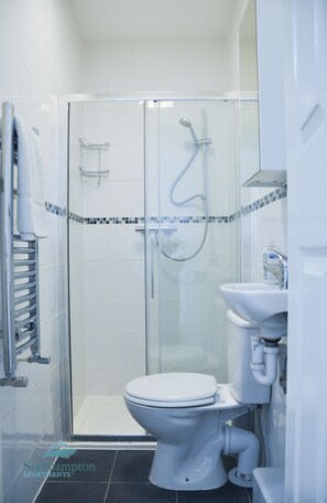 One Bedroom Apartment | Bathroom | Free toiletries, towels, soap, shampoo