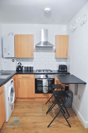 One Bedroom Apartment | Private kitchen | Fridge, microwave, oven, stovetop - Shirley B (Southampton)