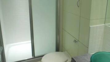 Bathtub, free toiletries, hair dryer, towels