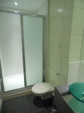 Badekar, gratis toiletartikler, hårtørrer, håndklæder