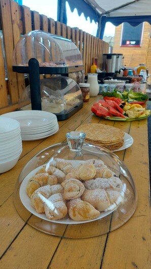 Petit déjeuner buffet servi tous les jours en supplément
