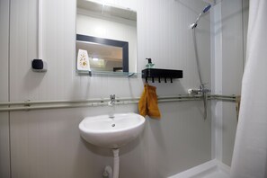 Deluxe Bungalow | Bathroom | Shower, hair dryer, towels, soap - Camp Děčín (Decin)