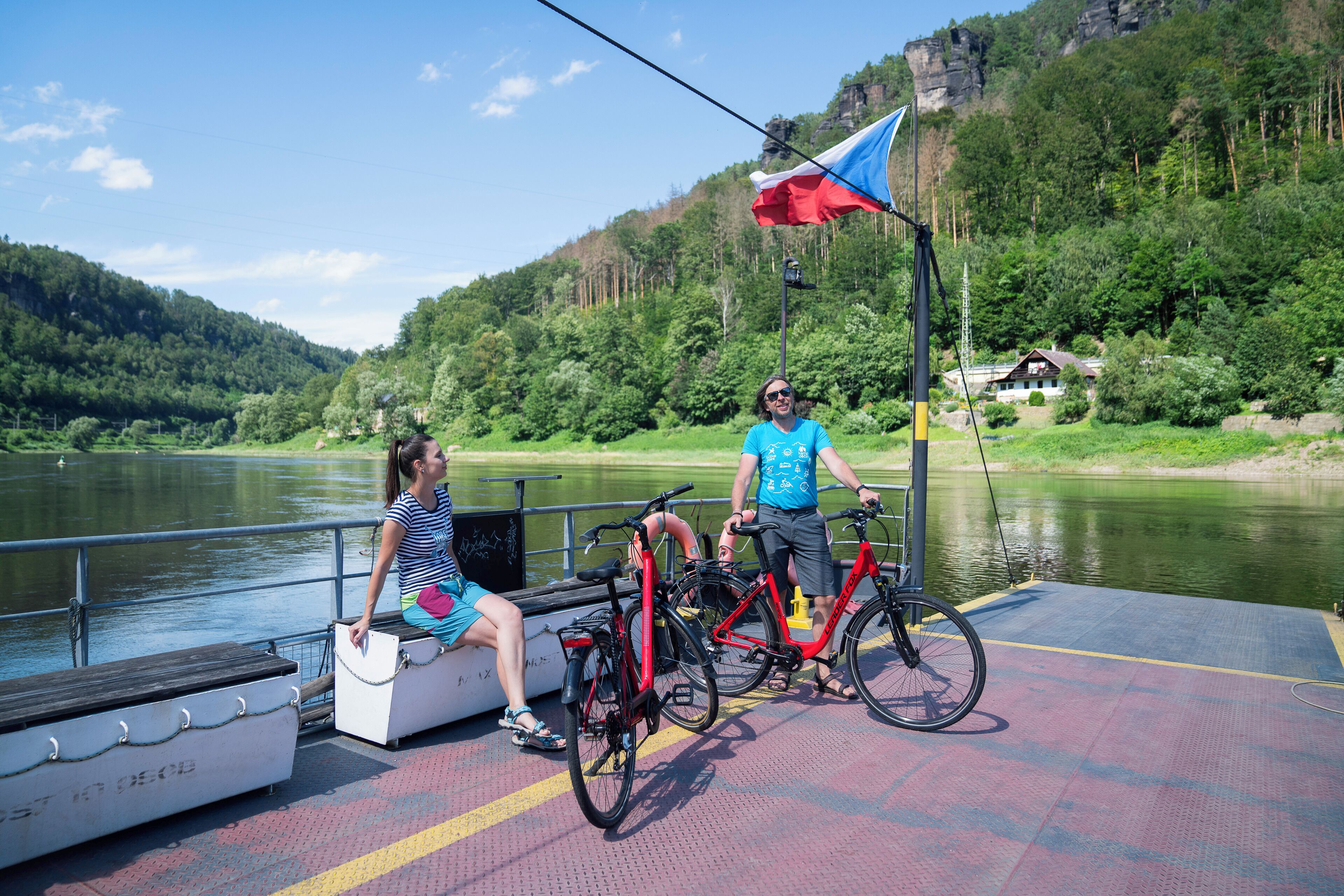 Un bateau équipé d’un espace pour s’asseoir et de vélos.