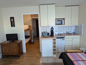 Refrigerador, microondas, lavavajillas y cafetera y tetera 
