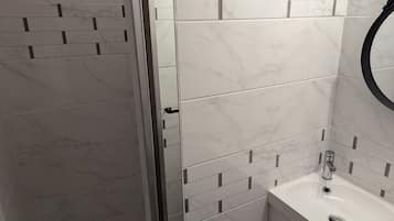Een bad, toiletpapier