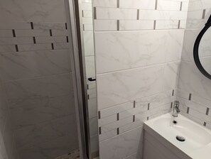 Tina y papel de baño 