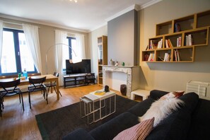 Appartement (2 Bedrooms) | Woonkamer | Een 40-inch televisie met kabelzenders