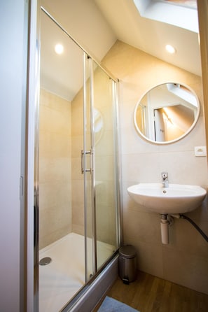 Apartment (2 Bedrooms) | Badezimmer
