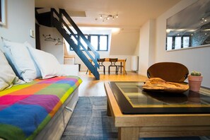 Apartment (2 Bedrooms) | Living room | 40-inch TV with cable channels - Charming Triplex Near Avenue Louise (Brussels)