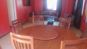 Se sirven desayunos, almuerzos, cenas y cocina local e internacional 