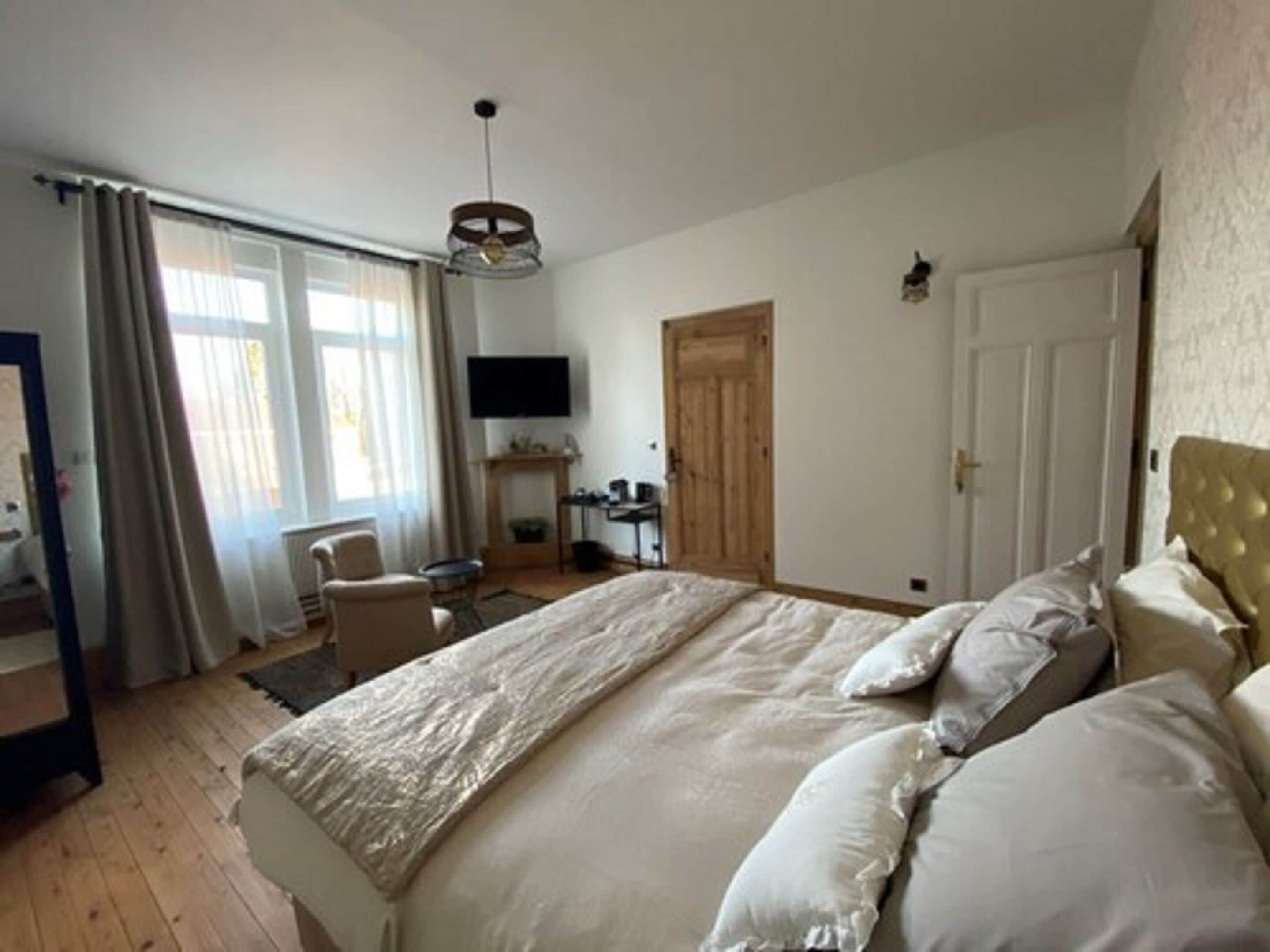 Familiekamer (L'Hortensia) | Individueel gedecoreerd, individueel gemeubileerd, een bureau