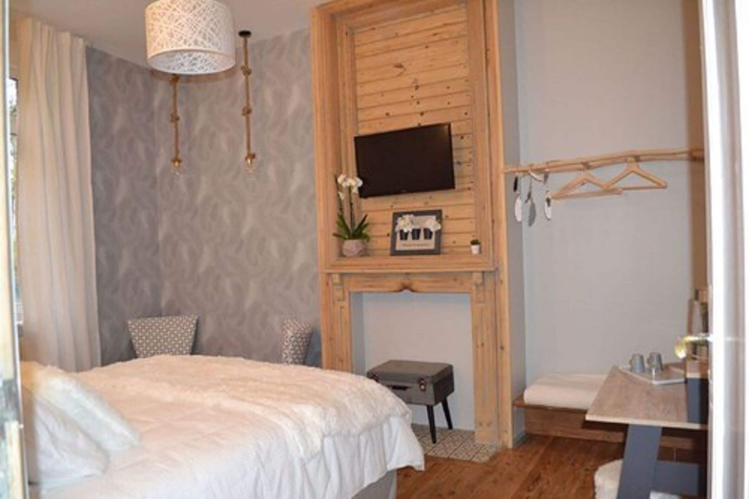 Single Room (L&#x27;Orchidée) | Individually decorated, individually furnished, desk, laptop workspace