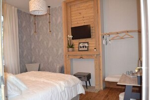 Quarto solteiro (L'Orchidée) | Escrivaninha, espaço de trabalho para notebook